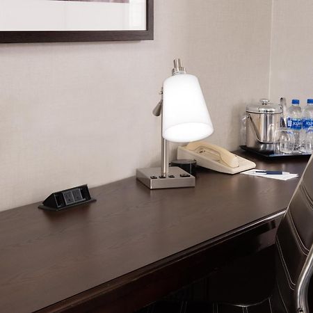 Sheraton Suites Philadelphia Airport Экстерьер фото