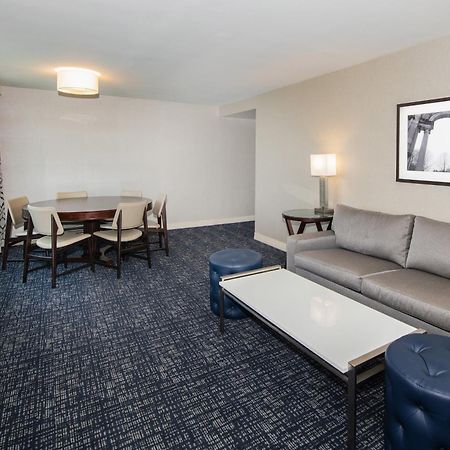 Sheraton Suites Philadelphia Airport Экстерьер фото