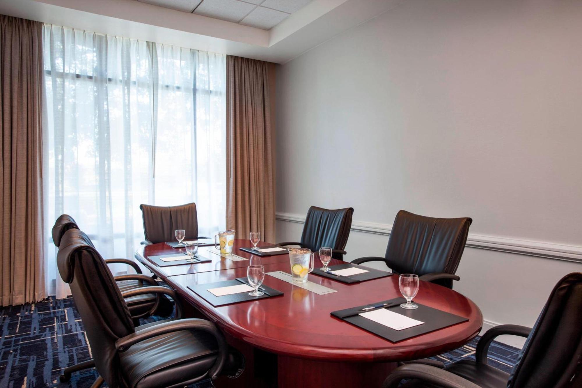 Sheraton Suites Philadelphia Airport Экстерьер фото