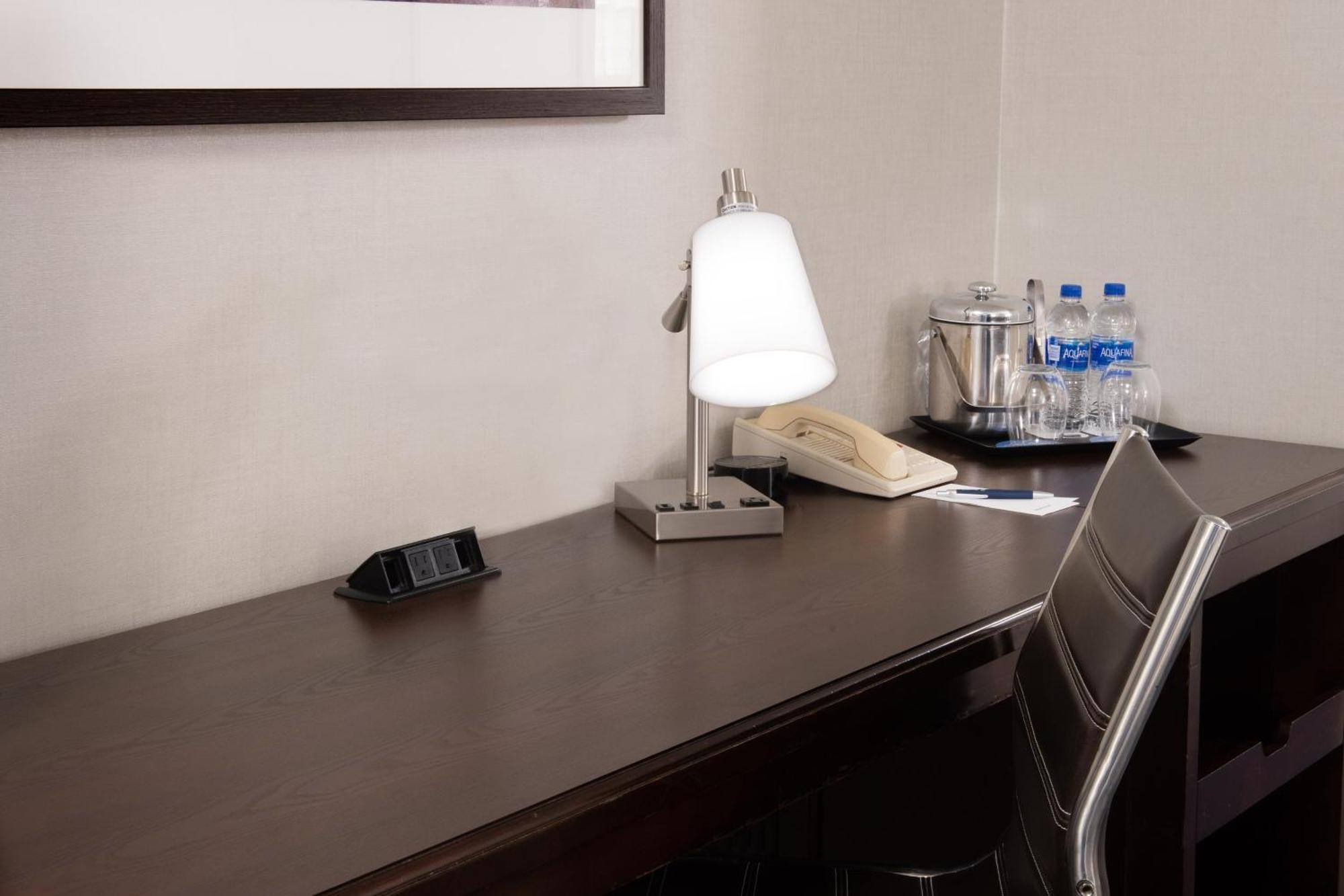 Sheraton Suites Philadelphia Airport Экстерьер фото